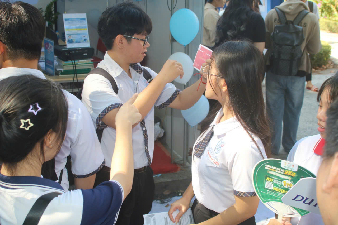 Hướng Nghiệp cho học sinh các trường PTTH trên địa bàn Trảng Bom